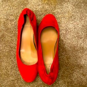 EUC J Crew Factory red suede pump. Size 7.5